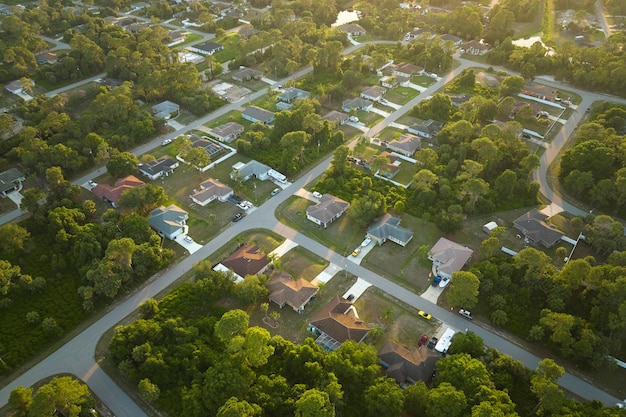 Vista aérea da paisagem suburbana com casas particulares entre palmeiras verdes na área residencial tranquila da Flórida