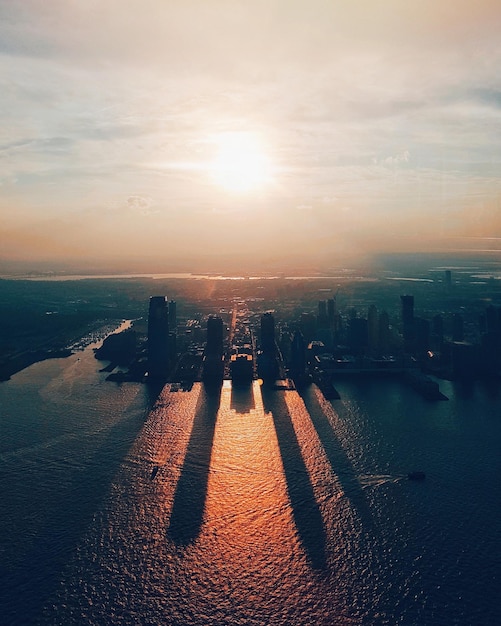 Vista aérea da paisagem urbana contra o céu durante o pôr-do-sol