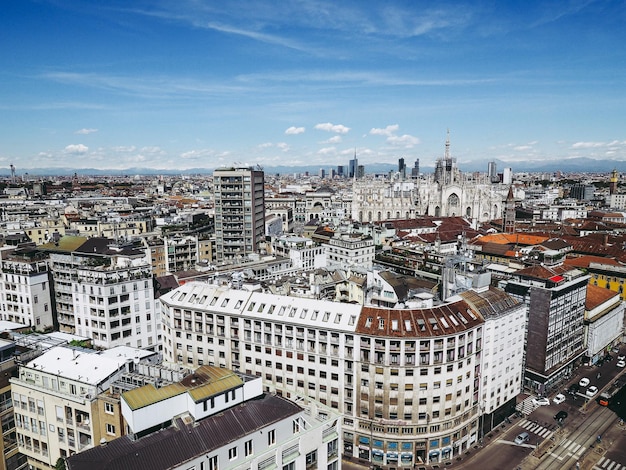 Vista aérea da paisagem urbana contra o céu durante um dia ensolarado