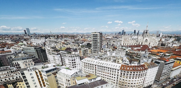 Vista aérea da paisagem urbana contra o céu durante um dia ensolarado