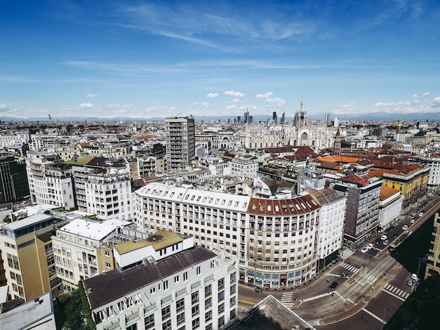 Vista aérea da paisagem urbana contra o céu durante um dia ensolarado