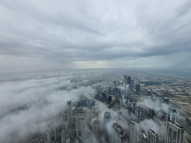 Vista aérea da paisagem urbana contra o céu