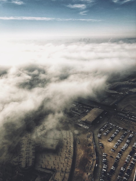 Vista aérea da paisagem urbana contra o céu