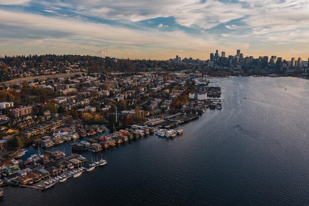 Vista aérea da paisagem urbana de Seattle durante o pôr do sol South Lake Union