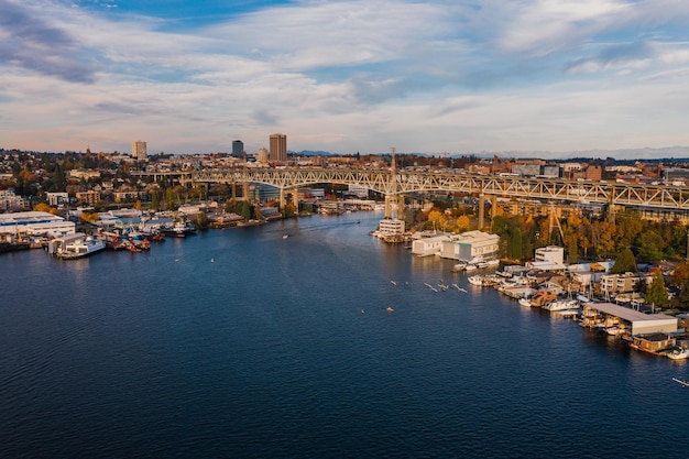 Vista aérea da paisagem urbana de Seattle durante o pôr do sol South Lake Union