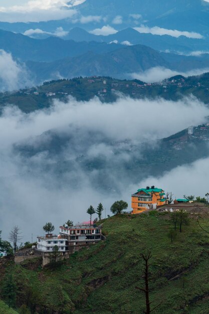 Foto vista aérea da paisagem urbana de shimla uma estação de montanha cênica no himalaia em himachal pradesh