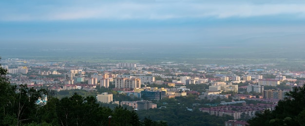 Vista aérea da paisagem urbana de YuzhnoSakhalinsk do Monte Bolchevique