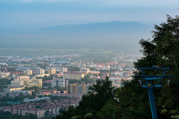 Vista aérea da paisagem urbana de YuzhnoSakhalinsk do Monte Bolchevique