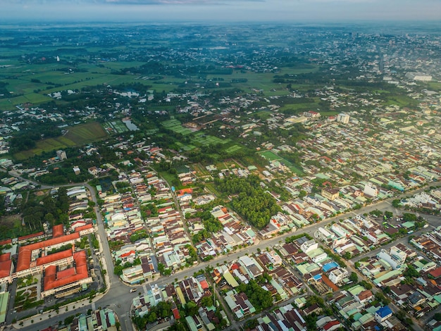 Vista aérea da paisagem urbana e planejamento da cidade de Tay Ninh, Vietnã, longe está a montanha Ba Den pela manhã Conceito de viagem e paisagem