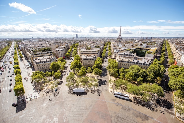 Vista aérea da paisagem urbana em grande angular nos belos edifícios e avenidas com a Torre Eiffel ao fundo durante o dia ensolarado em Paris