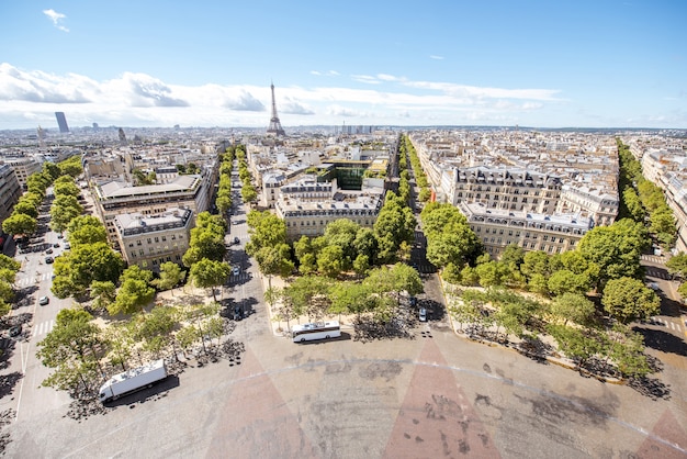 Vista aérea da paisagem urbana em grande angular nos belos edifícios e avenidas com a Torre Eiffel ao fundo durante o dia ensolarado em Paris