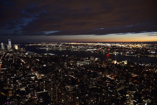 Vista aérea da paisagem urbana iluminada à noite