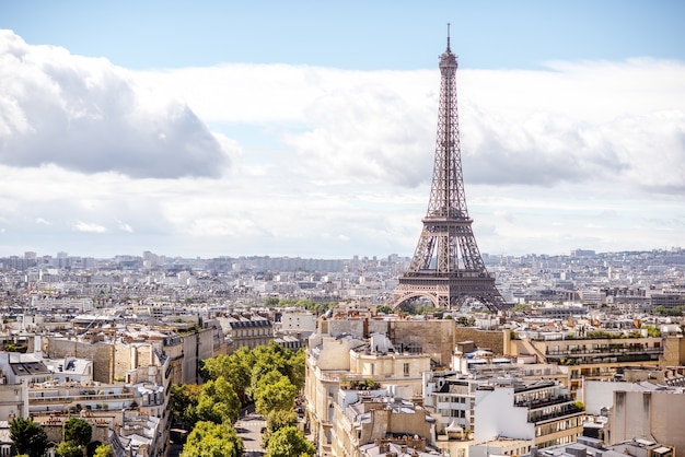 Vista aérea da paisagem urbana na Torre Eiffel durante o dia ensolarado em Paris