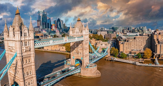 Vista aérea da paisagem urbana panorâmica da London Tower Bridge e do Rio Tamisa, Inglaterra, Reino Unido. Ponte da bela torre em Londres.