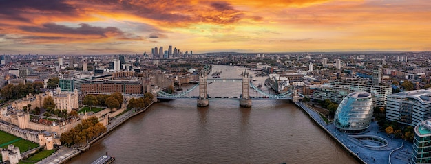 Vista aérea da paisagem urbana panorâmica da London Tower Bridge e do Rio Tamisa, Inglaterra, Reino Unido. Ponte da bela torre em Londres.