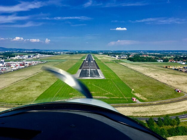 Foto vista aérea da paisagem vista através da janela de um avião