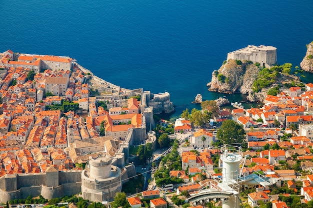 Vista aérea da parte da cidade velha de Dubrovnik e do forte Lovrijenac, no sul da Dalmácia, na Croácia