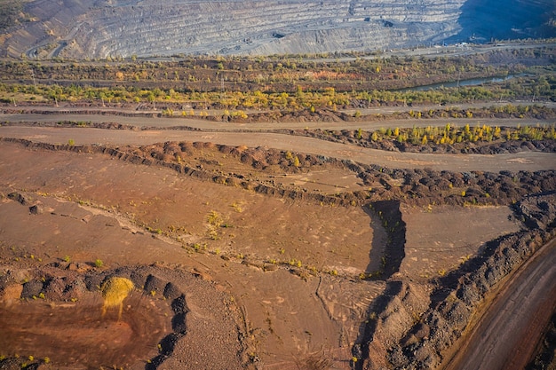 Vista aérea da pedreira da mina da fábrica de mineração no sul da ucrânia