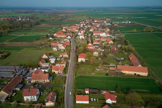 Vista aérea da pequena aldeia não urbana na Europa