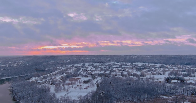 Vista aérea da pequena cidade em distritos residenciais casas individuais em um dia de inverno nevado