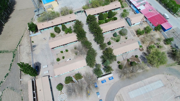 Vista aérea da pequena escola no meio da terra seca Gansu China