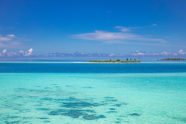 Vista aérea da pequena ilha resort no nascer do sol Incrível oceano turquesa lagoa baía céu azul