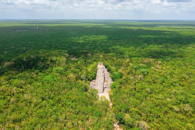 Vista aérea da pirâmide de Coba perdida no meio de uma selva. Vista aérea da pirâmide de Chichen Itza perto de Tulum.