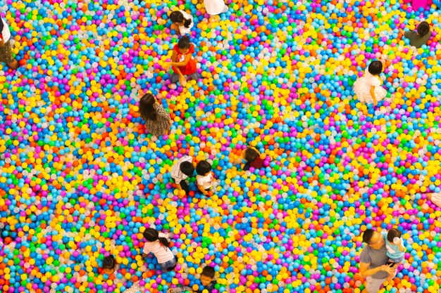 Vista aérea da piscina de bolas de plástico com crianças e pais brincando