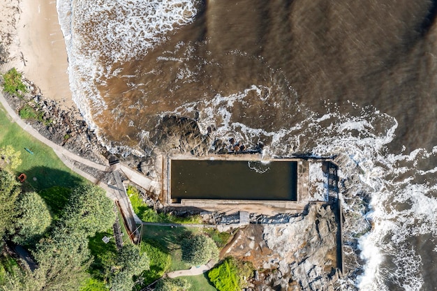 Vista aérea da piscina do mar no elenco em Yamba, NSW, Austrália