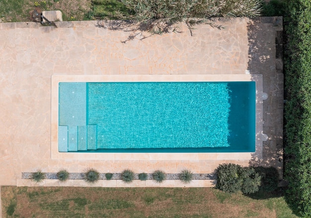 Vista aérea da piscina em uma propriedade rural