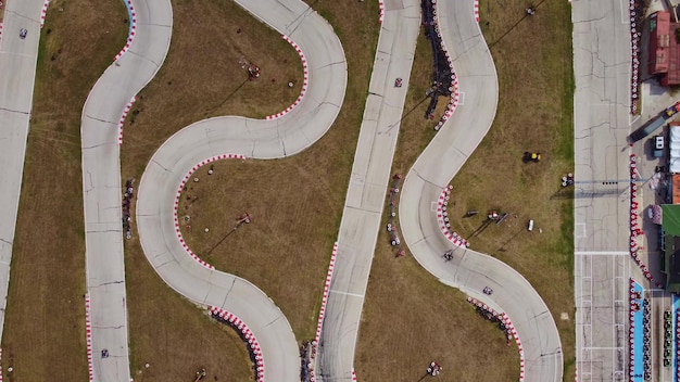 Vista aérea da pista de kart durante a corrida Vários karts de corrida competem em uma pista especial