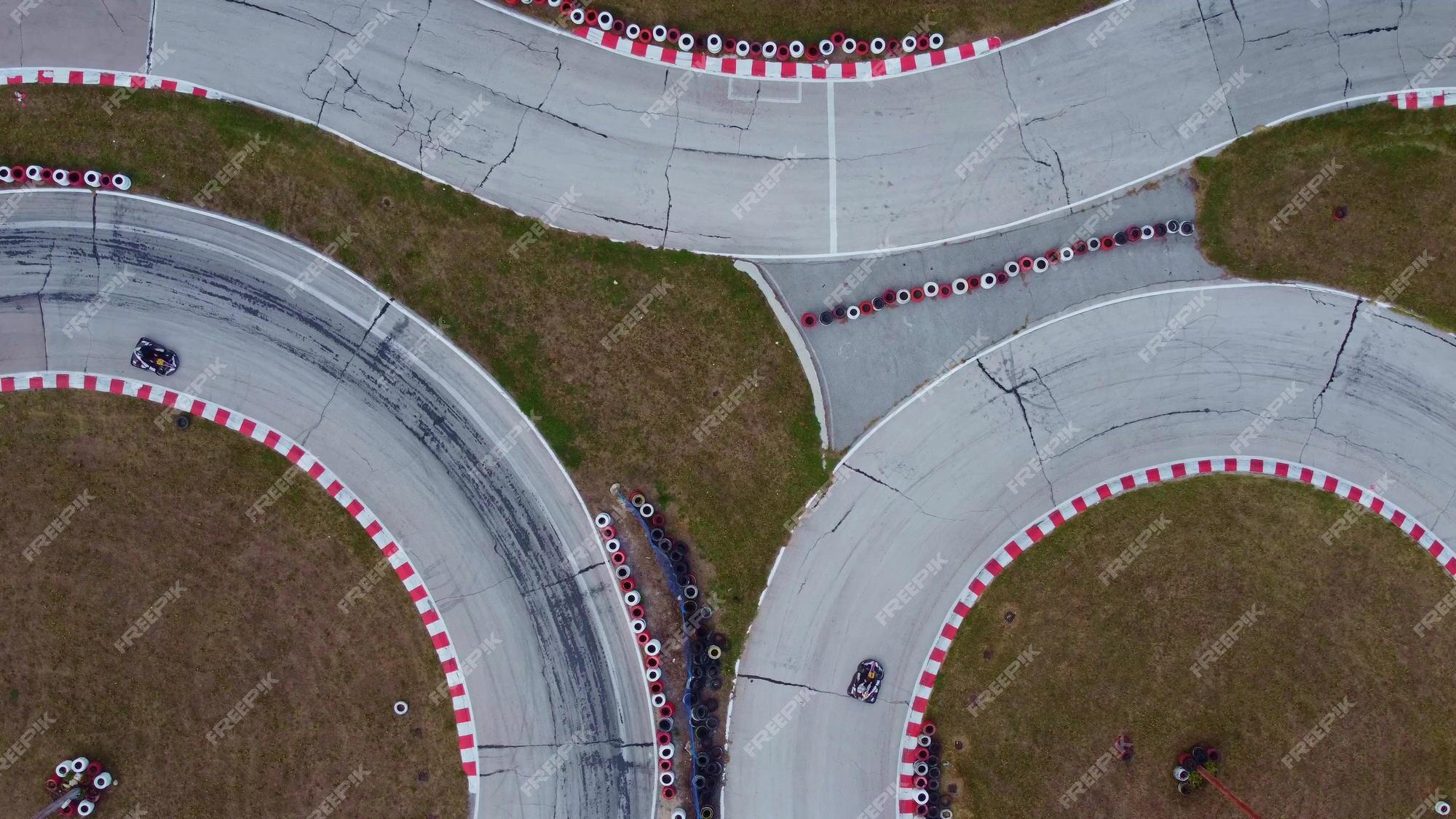 Vista aérea da pista de kart durante a corrida vários karts de corrida  competem em uma pista especial