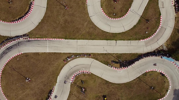 Vista aérea da pista de kart durante a corrida Vários karts de corrida competem em uma pista especial