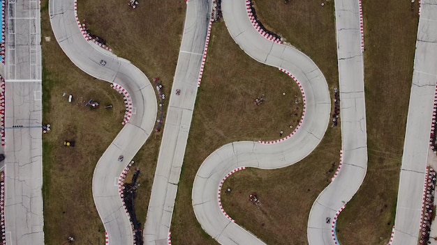 Vista aérea da pista de kart durante a corrida Vários karts de corrida competem em uma pista especial