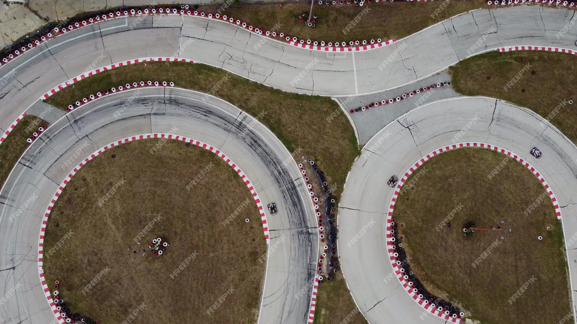 Vista aérea da pista de kart durante a corrida vários karts de corrida  competem em uma pista especial