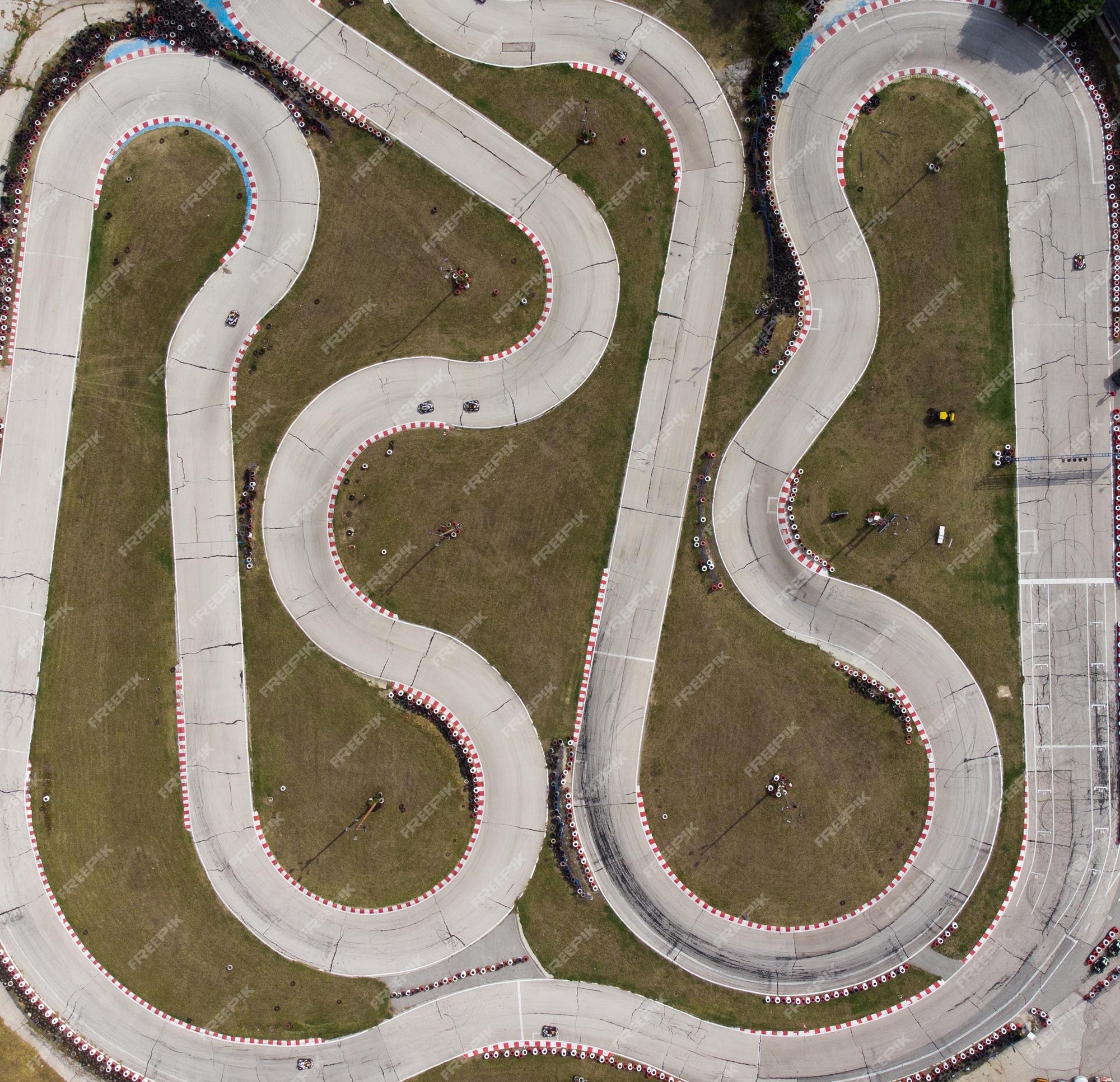 Vista aérea da pista de kart durante a corrida vários karts de corrida  competem em uma pista especial