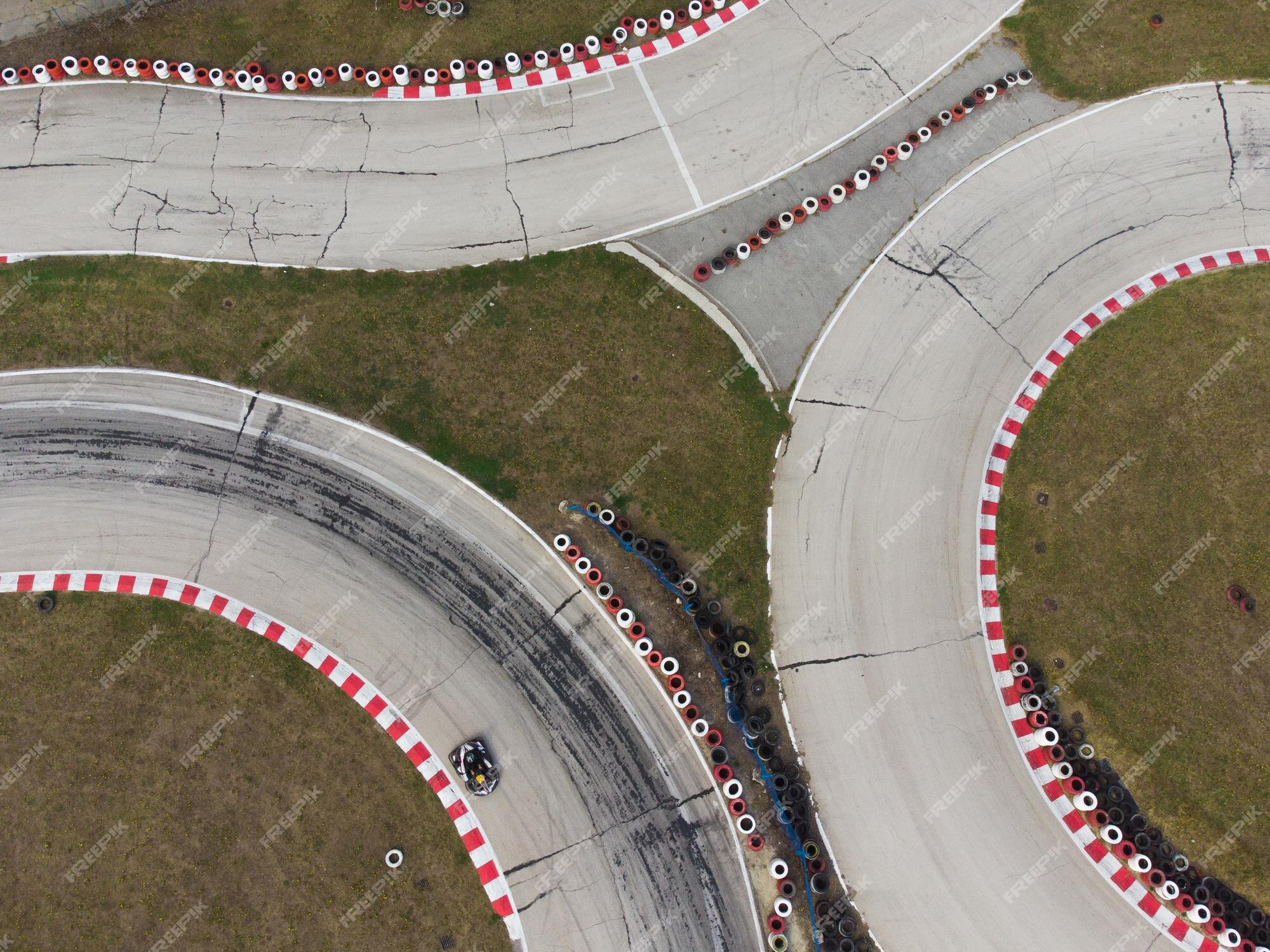 Vista aérea da pista de kart durante a corrida vários karts de corrida  competem em uma pista especial