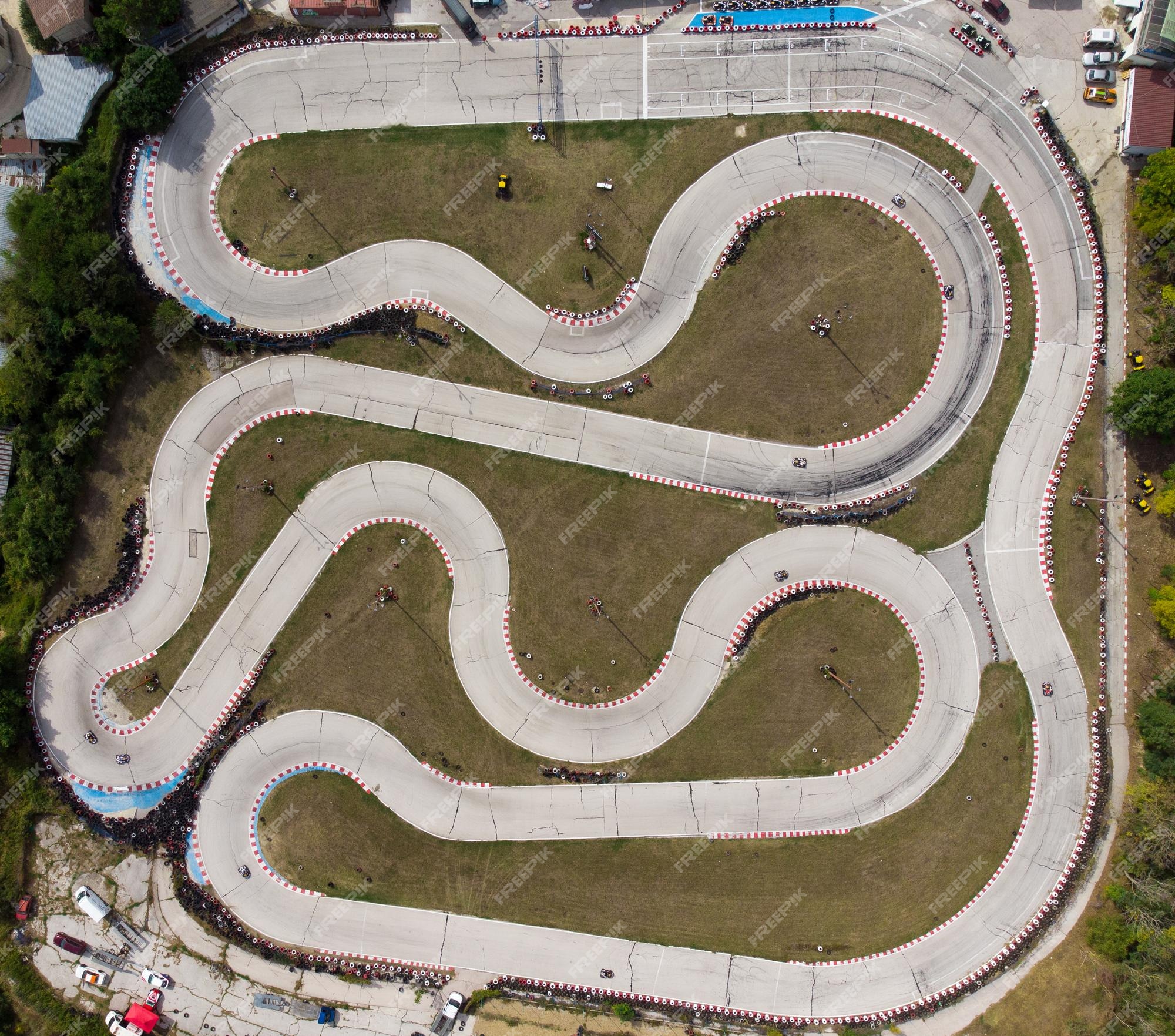 Vista aérea da pista de kart durante a corrida vários karts de corrida  competem em uma pista especial