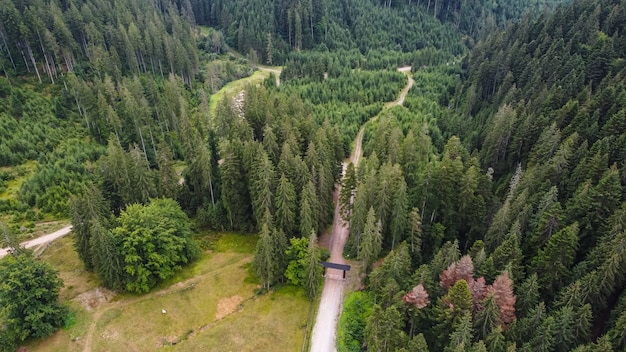 Vista aérea da pitoresca paisagem montanhosa.