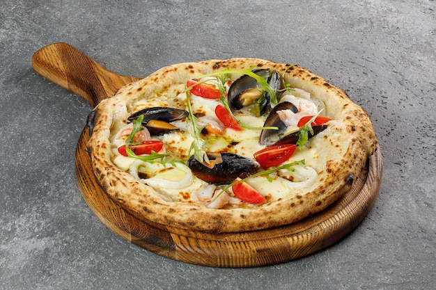 Vista aérea da pizza napolitana com frutos do mar na placa de madeira