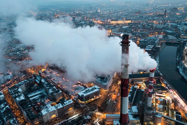 Vista aérea da poluição atmosférica sobre as chaminés de fumar da cidade de uma usina termelétrica e um panorama da cidade Wroclaw Polônia