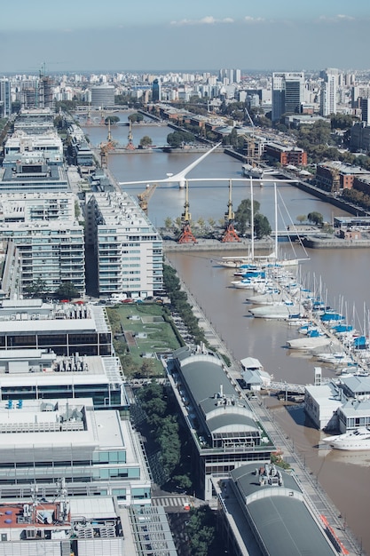 Vista aérea da ponte da mulher em Buenos Aires