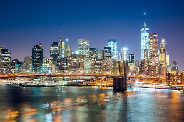 Vista aérea da ponte do Brooklyn e do horizonte de Lower Manhattan em Nova York à noite com iluminação da cidade EUA