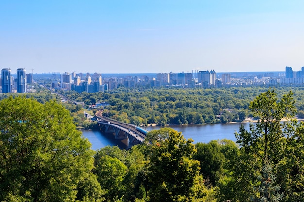 Vista aérea da ponte do metrô com passagem de trem do metrô e o rio dnieper em kiev ucrânia kyiv paisagem urbana