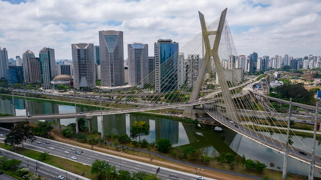 Vista aérea da ponte Estaiada na Marginal Pinheiros, São Paulo, Brasil. Centro de negócios