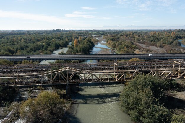 Foto vista aérea da ponte ferroviária acima de um rio na região de maule, chile vista superior da ferrovia de drone