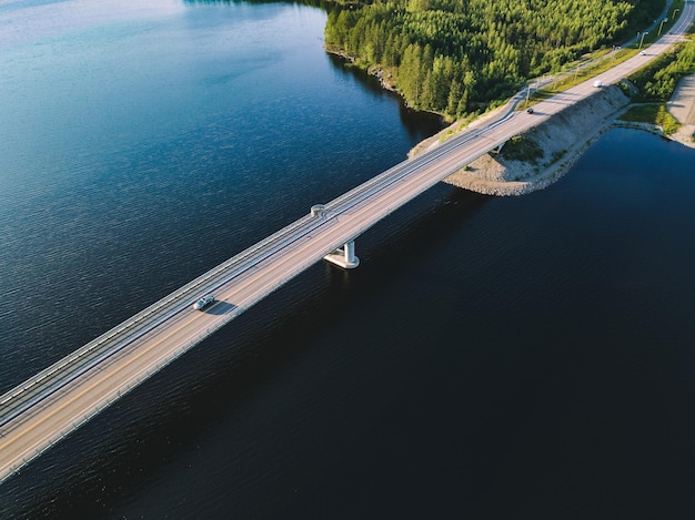 Vista aérea da ponte moderna sobre o lago azul na paisagem de verão na Finlândia