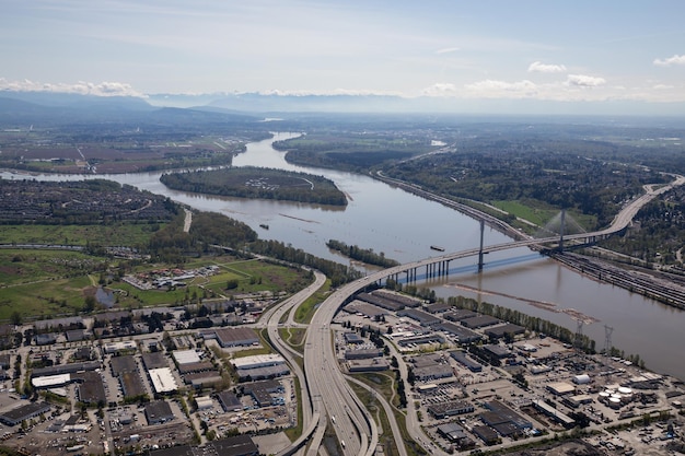 Vista aérea da ponte port mann sobre o rio fraser