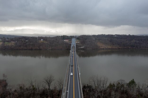 Foto vista aérea da ponte rip van winkle atravessando o rio hudson entre catskill ny e hudson ny