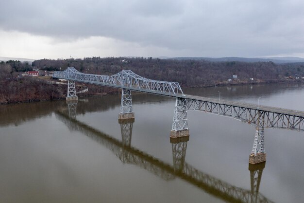 Vista aérea da Ponte Rip Van Winkle atravessando o rio Hudson entre Catskill NY e Hudson NY